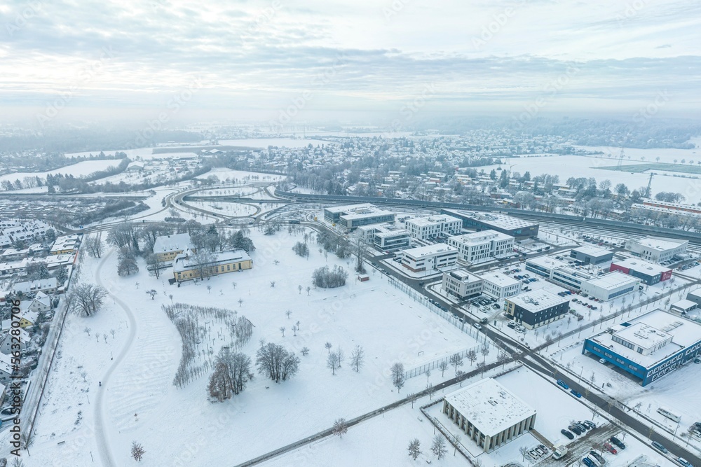 Winterlich verschneiter Sheridanpark in Augsburg - Blick über den südlichen Teil zum B17-Anschluß 