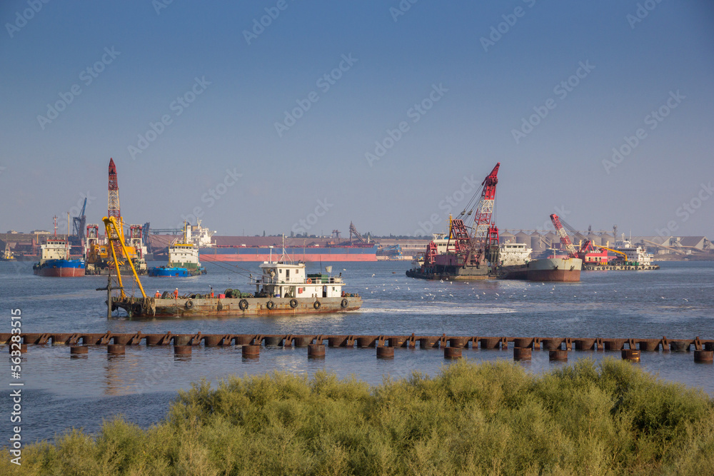 Floating machinery for carrying out dredging works in the sea harbor