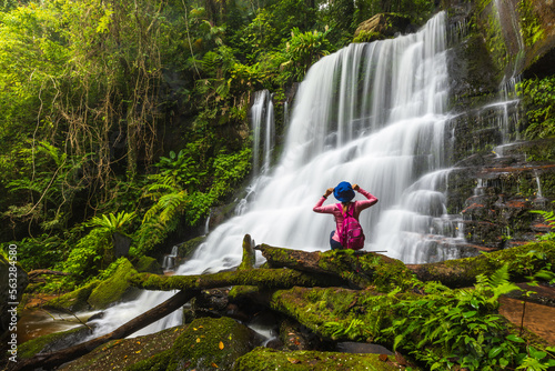 Foto Young woman hiking on beautiful waterfall in Phu Hin Rong Kla National Park, Phitsanulok  province, ThaiLand