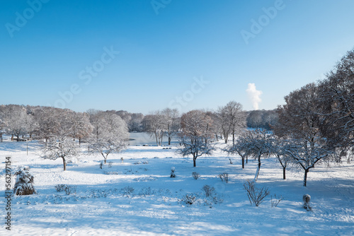 Westpark München im Winter mit Schnee und Westsee © Rockafox
