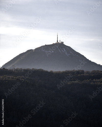 Vue sur le Puy de Dôme enneigé un soir d'hiver depuis Clermont-Ferrand 