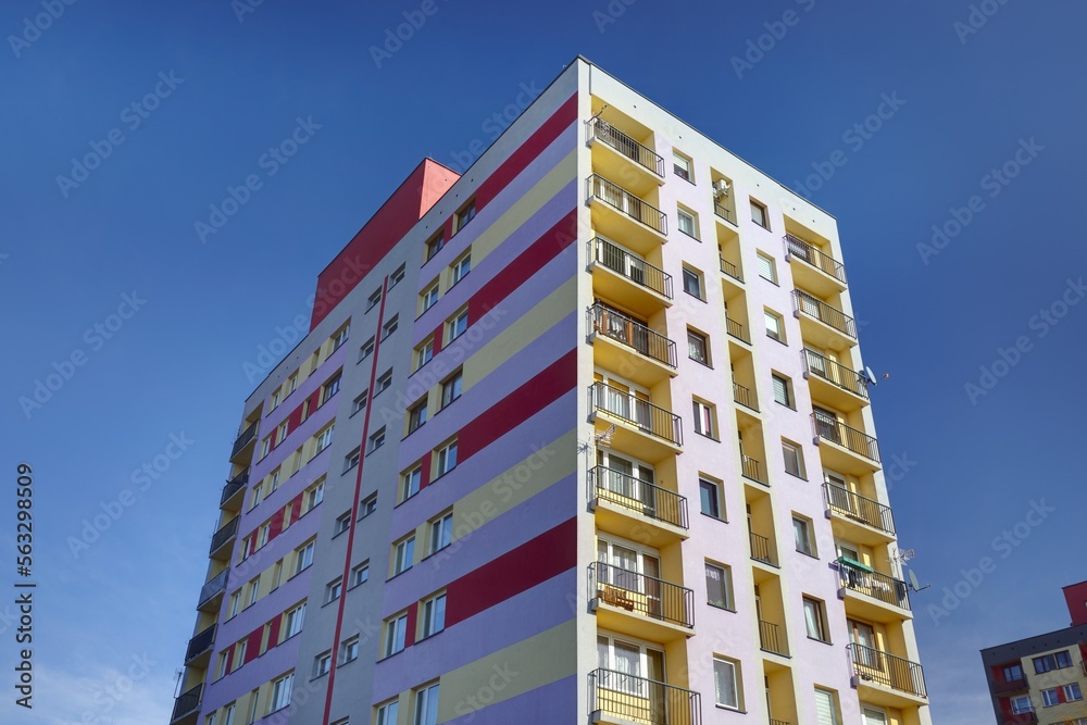 Bloki mieszkalne w spółdzielni mieszkaniowej - kolorowa elewacja - obrazy, fototapety, plakaty 