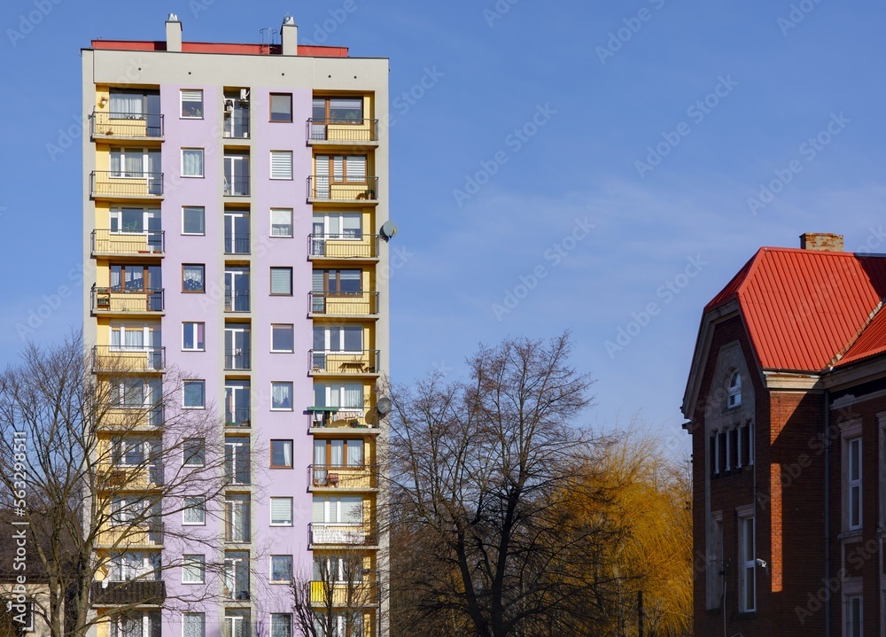 Bloki mieszkalne w spółdzielni mieszkaniowej - kolorowa elewacja - obrazy, fototapety, plakaty 