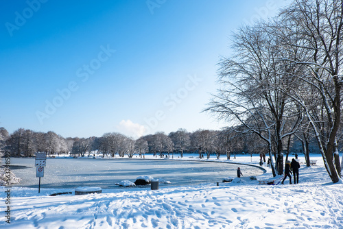 Westpark München im Winter mit Schnee und Westsee