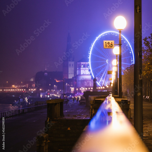 Grande roue de la Burgplatz de Düsseldorf une nuit brumeuse d'hiver photo