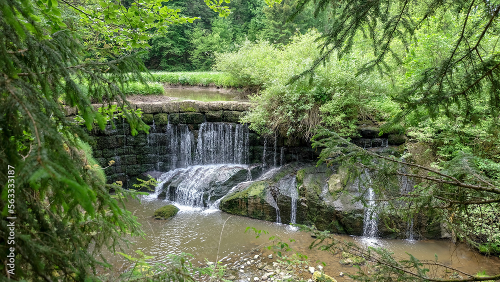 Wasser dringt durch Mauerwerk Wasser dringt durch Mauerwerk