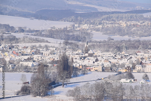 eingeschneites Eifeldorf im Winter 2023