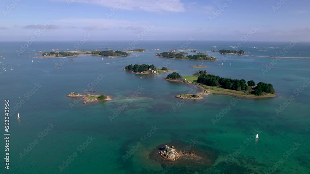 Prise de vue aérienne des iles au large de Port-Blanc en Bretagne