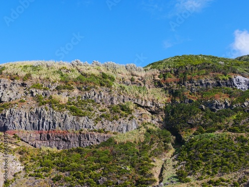 Falaise basaltique sur l'océan atlantique au ponta do Escalvado sur l'île de Sao Miguel Archipel des Açores, Portugal. Europe photo