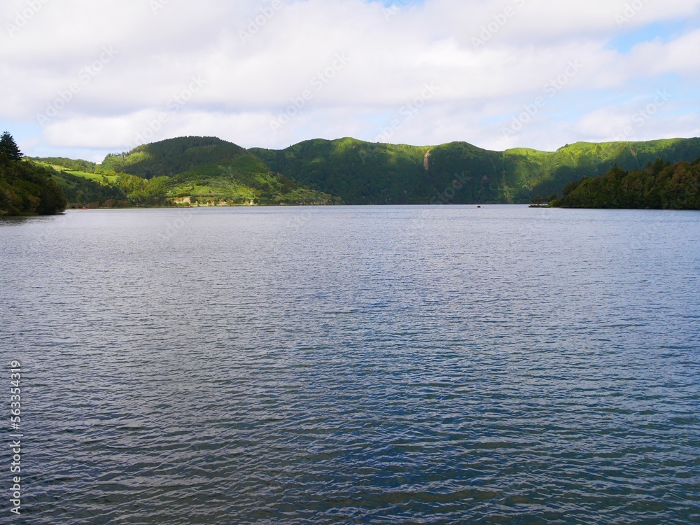 Lac bleu du site de Sete Cidades sur l'île de Sao Miguel Archipel des Açores, Portugal. Europe