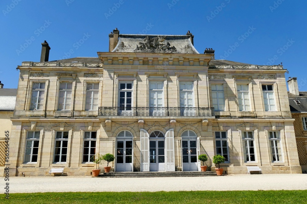 La façade arrière du château d’Arcelot en Bourgogne