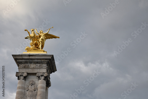 Statue de la Renommée du pont Alexandre III à Paris. France