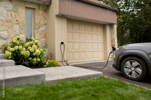 Voiture électrique en chargement à la maison