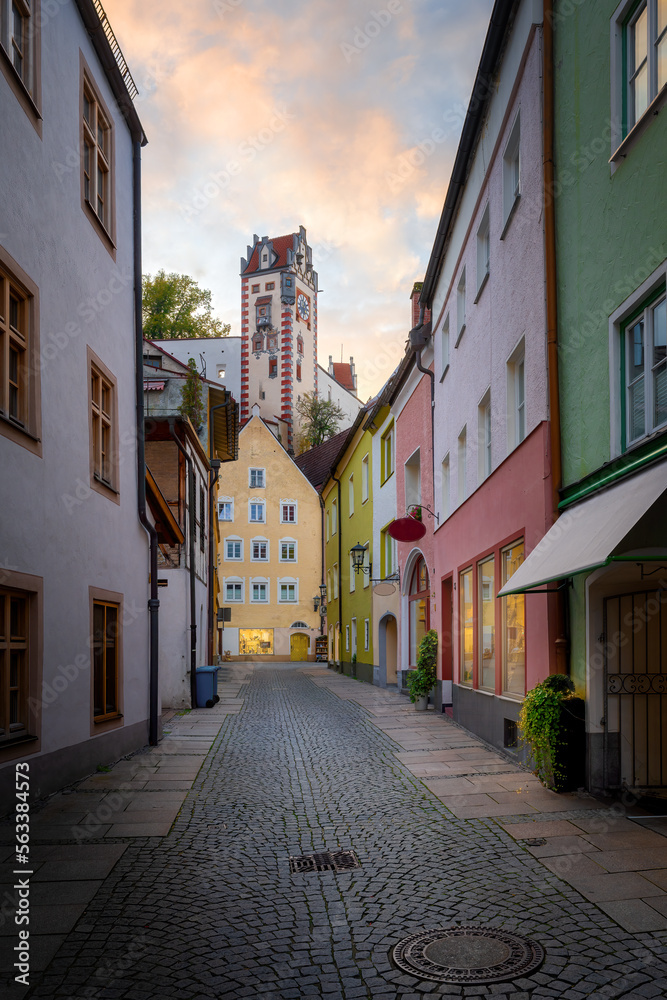 Fototapeta premium Colorful houses at Fussen Old Town (Altstadt) with High Castle (Hohes Schloss) - Fussen, Bavaria, Germany.