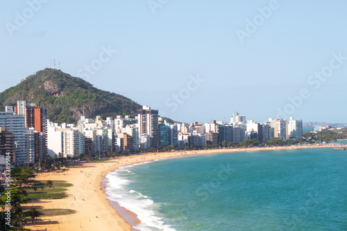 morro do moreno e o mar azul prédios e ondas na praia de Itaparica, vitória, vila velha, espirito santo ,brasil