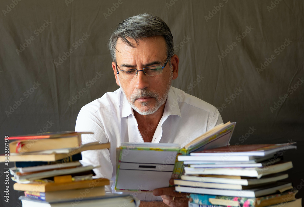 man reading book glasses learning leyendo concentrado man reading book glasses learning leyendo concentrado