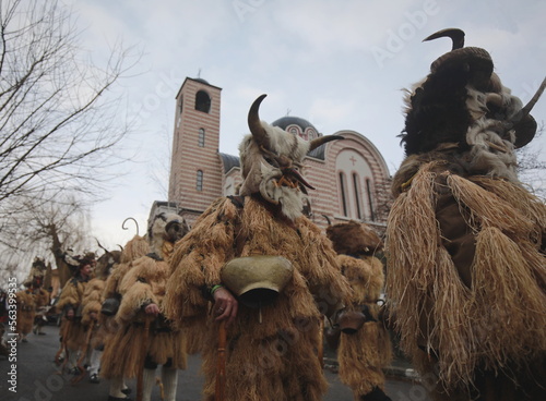 Foto Breznik, Bulgaria - January 21, 2023: Unidentified people with traditional Kuker