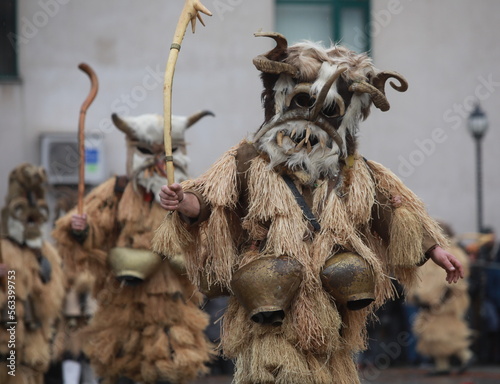 Foto Breznik, Bulgaria - January 21, 2023: Unidentified people with traditional Kuker