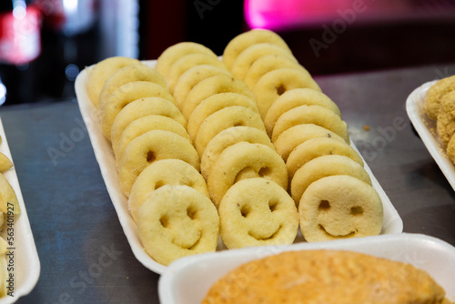 Obraz na płótnie Papas con carita feliz Comida rápida congelada lista para calentar y comer, papa