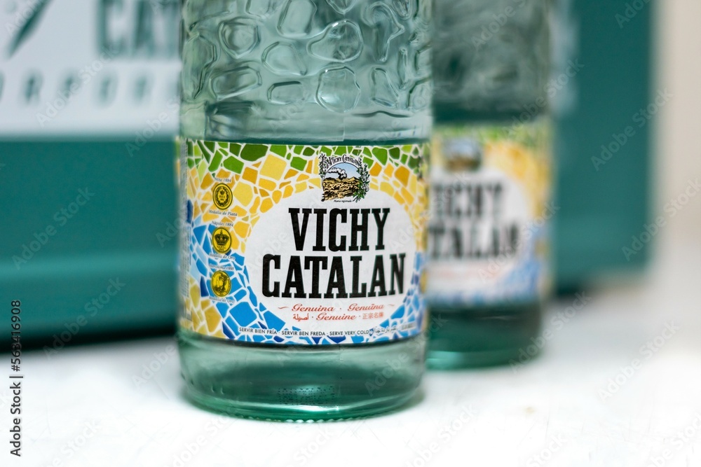 Barcelona, Spain - March 9, 2022. Bottles and box of Vichy Catalan, a  Spanish brand of bottled carbonated mineral water from the homonymous  thermal spring, in Caldas de Malavella, foto de Stock | Adobe Stock
