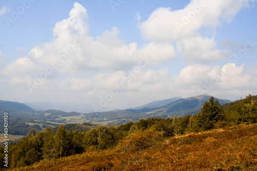 widok na Bieszczady, polskie góry jesienią