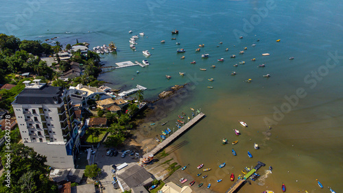 Lindo dia na praia de Itapema e Meia-Praia em Santa Catarina, fomos no mirante e. a vista é incrível.  photo