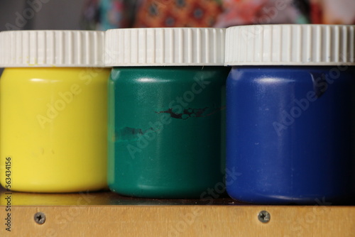 Картината върху платно frascos de tempera amarillo verde y azul