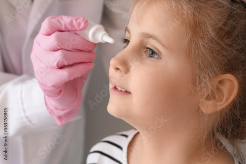 Ophthalmologist putting dro...