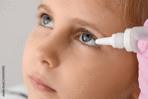 Ophthalmologist putting dro...