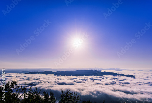 城崎温泉に広がる朝日が輝く雲海風景シーン