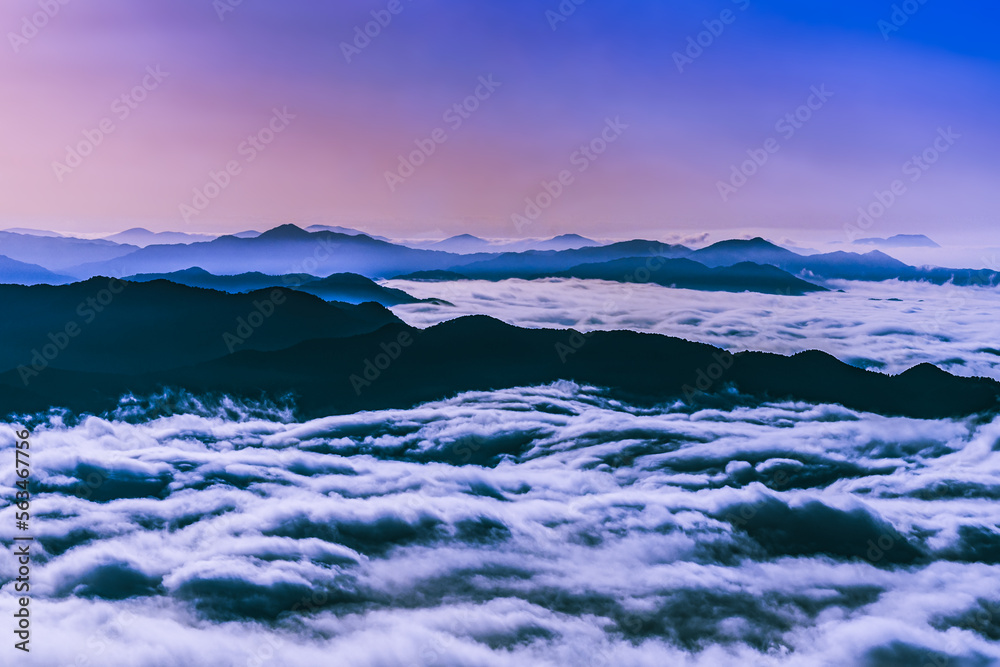 城崎温泉に広がる朝焼けの雲海風景シーン