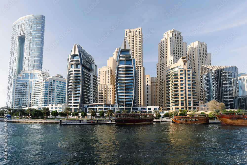 Fototapeta premium Dubai Marina skyscrapers, port with luxury yachts and Marina promenade, Dubai, United Arab Emirates