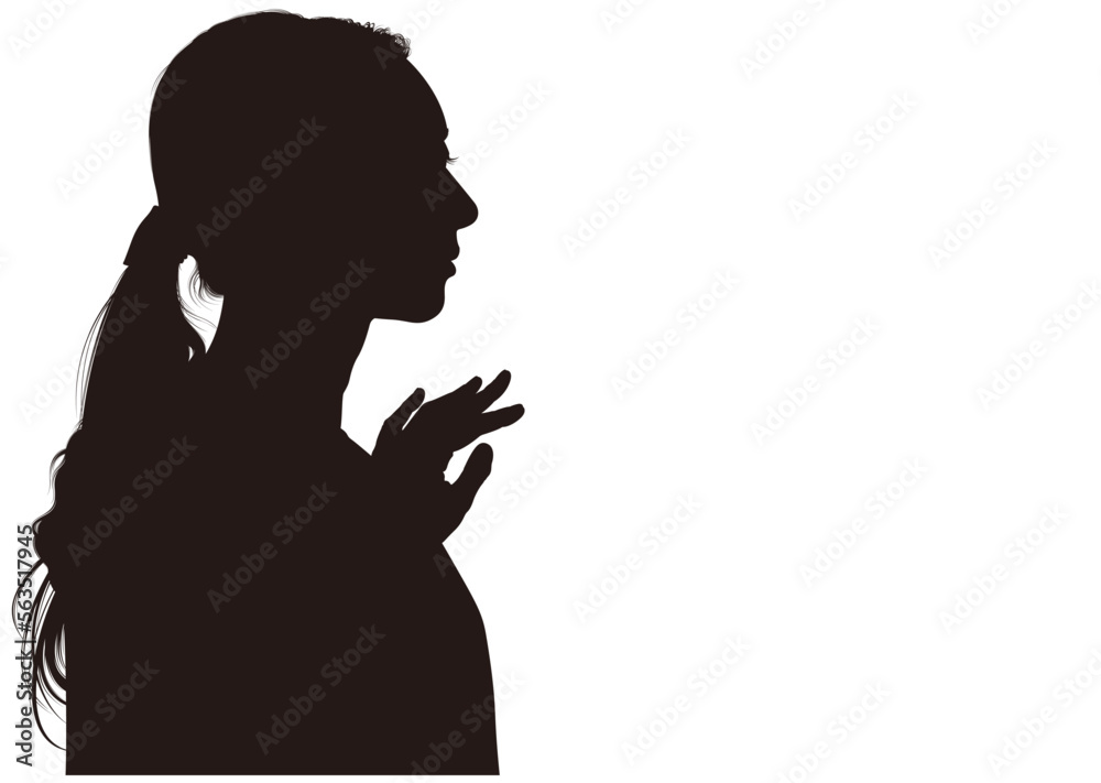 窓辺で外を眺める女性のシルエット 窓辺で外を眺める女性のシルエット