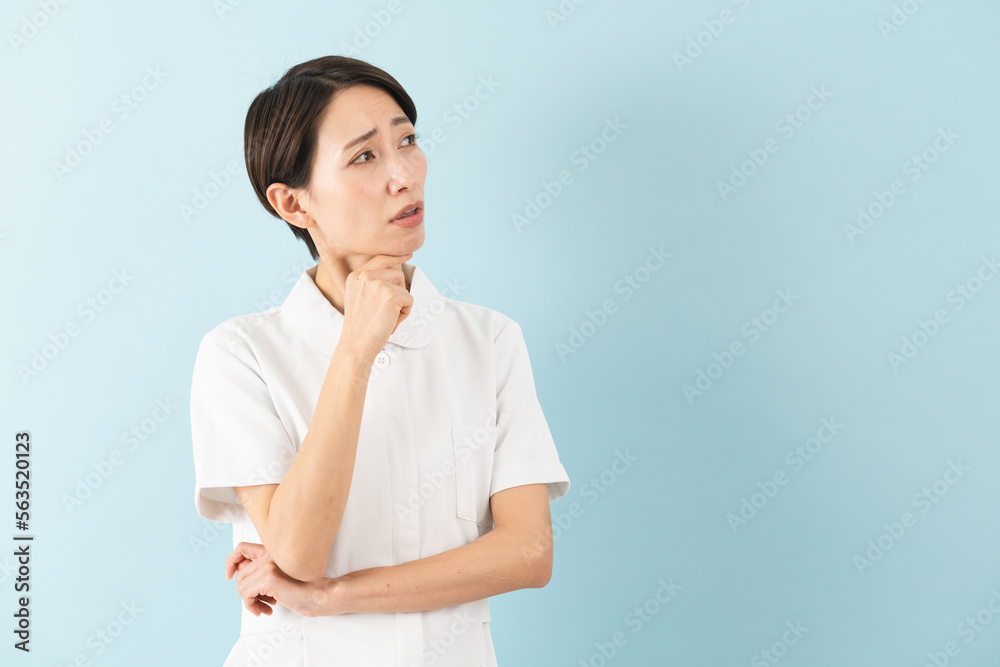 ナース服を着ている若い女性 医療イメージ ナース服を着ている若い女性 医療イメージ