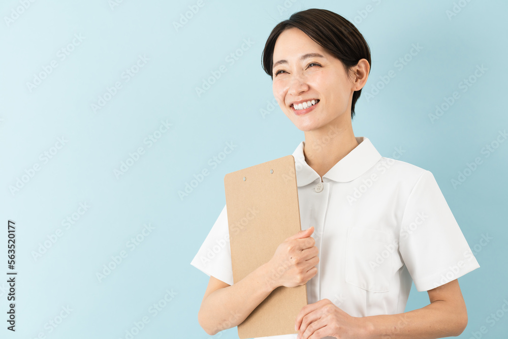 ナース服を着ている若い女性 医療イメージ ナース服を着ている若い女性 医療イメージ