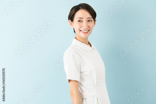 ナース服を着ている若い女性 医療イメージ