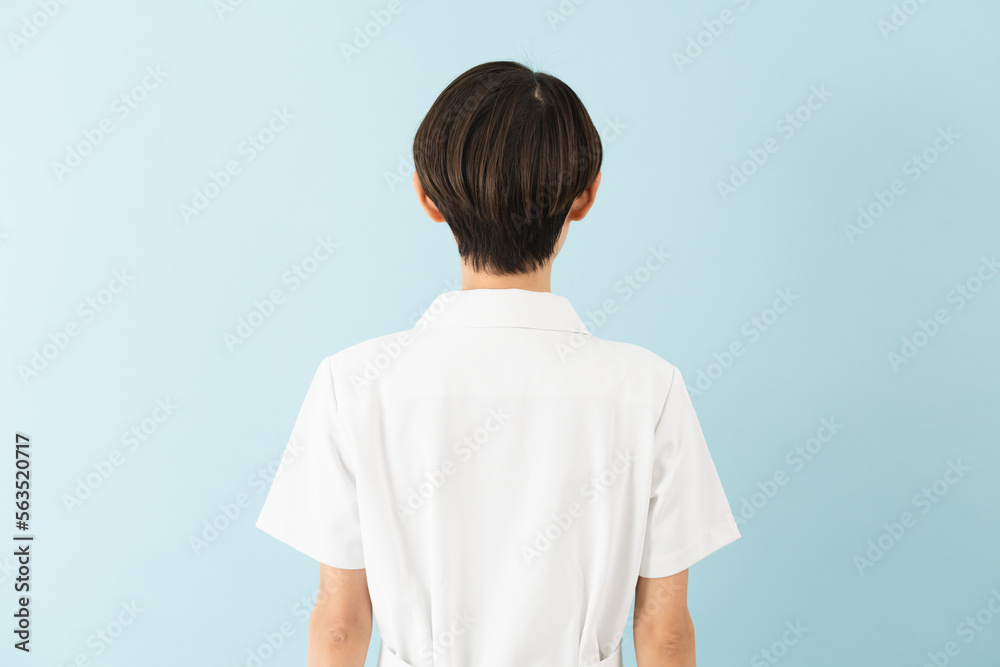 ナース服を着ている若い女性　医療イメージ