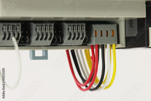 Electrical terminals with connected mounting wires marked with parameters.