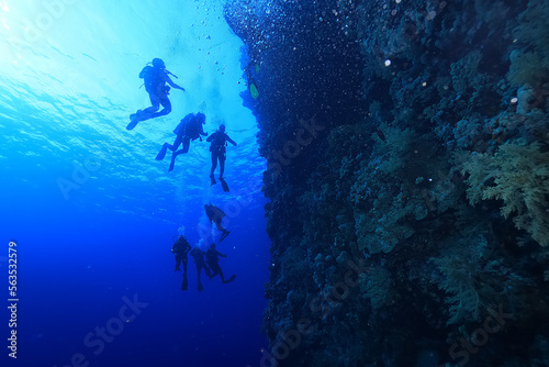 group of divers depth bubbles dive © kichigin19