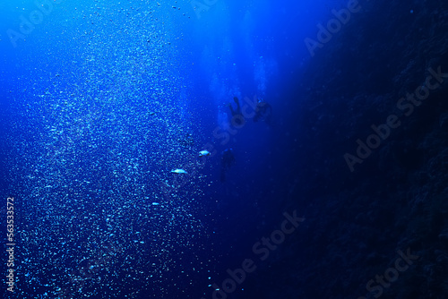 group of divers depth bubbles dive © kichigin19