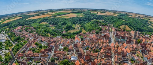 Die berühmte Altstadt von Rothenburg ob der Tauber im Luftbild