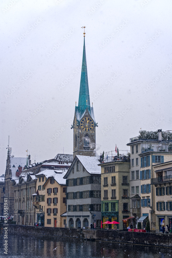 Beautiful cityscape of the old town of Zürich with protestant church Women's Minster, Minster Bridge and Limmat River in the foreground. Photo taken December 16th, 2022, Zurich, Switzerland.