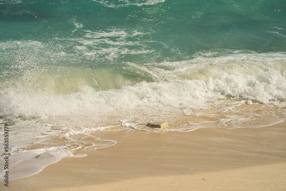Sand und Wellen am menschenleeren, romantischen Strand in Mexiko, Traummotiv im Urlaub