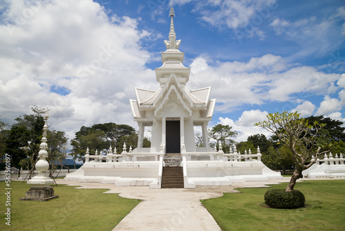 Obraz na płótnie Small Pagoda at Wat Rong Khun w salonie