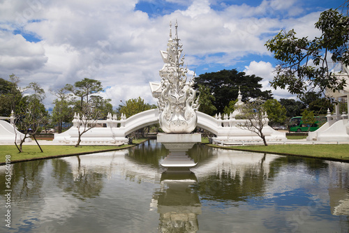 Obraz na płótnie Pond at Wat Rong Khun w salonie