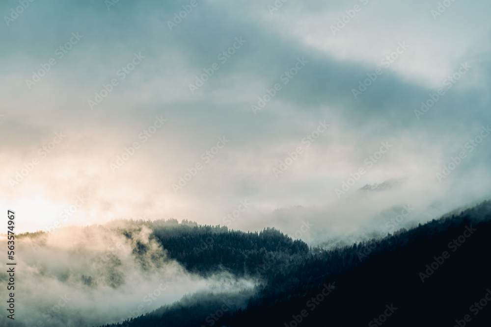 Fototapeta premium Sonnenaufgang in den Bergen