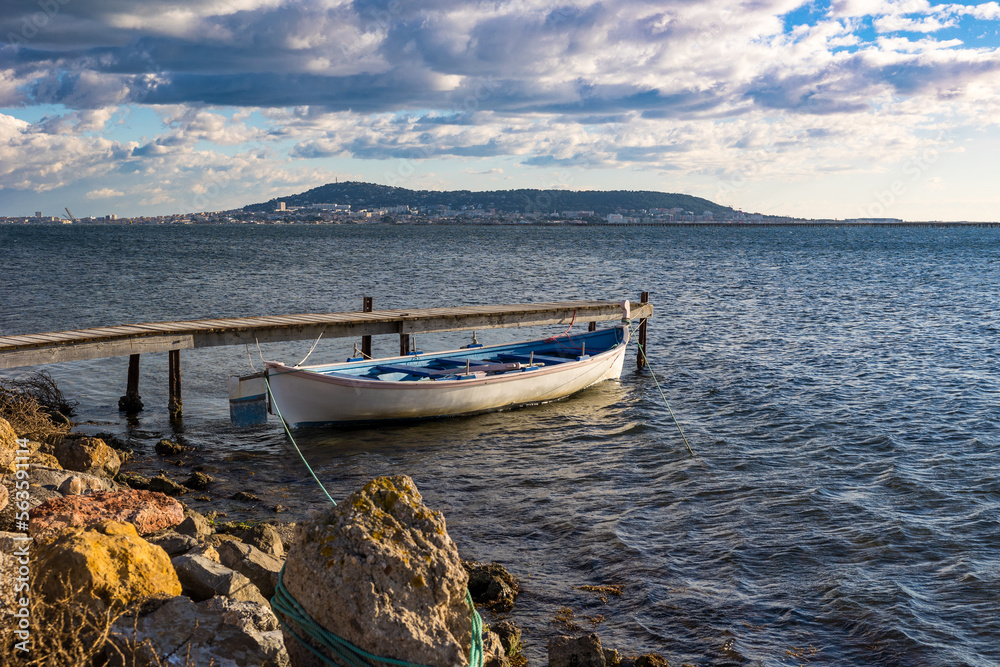 Barque en bois traditionnelle de l'Etang de Thau amarrée à Bouzigues, en face du Mont Saint-Clair et de la Ville de Sète