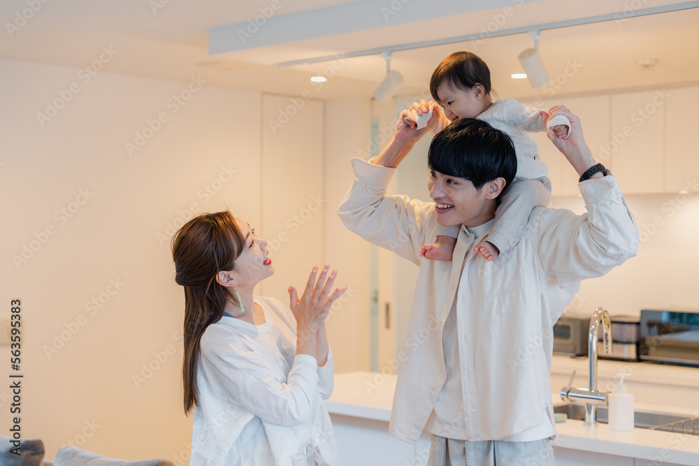 Obraz premium 赤ちゃんを肩車するお父さん