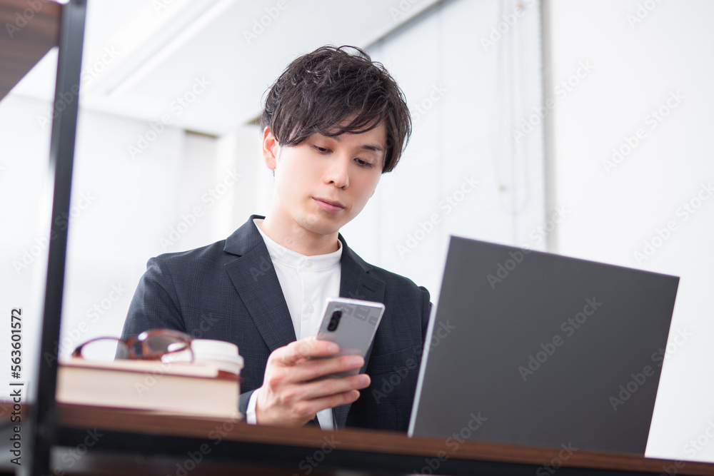 ノートPCを操作するビジネスマン ノートPCを操作するビジネスマン