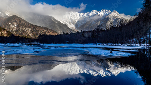 厳冬期の上高地 大正池と穂高連峰 絶景